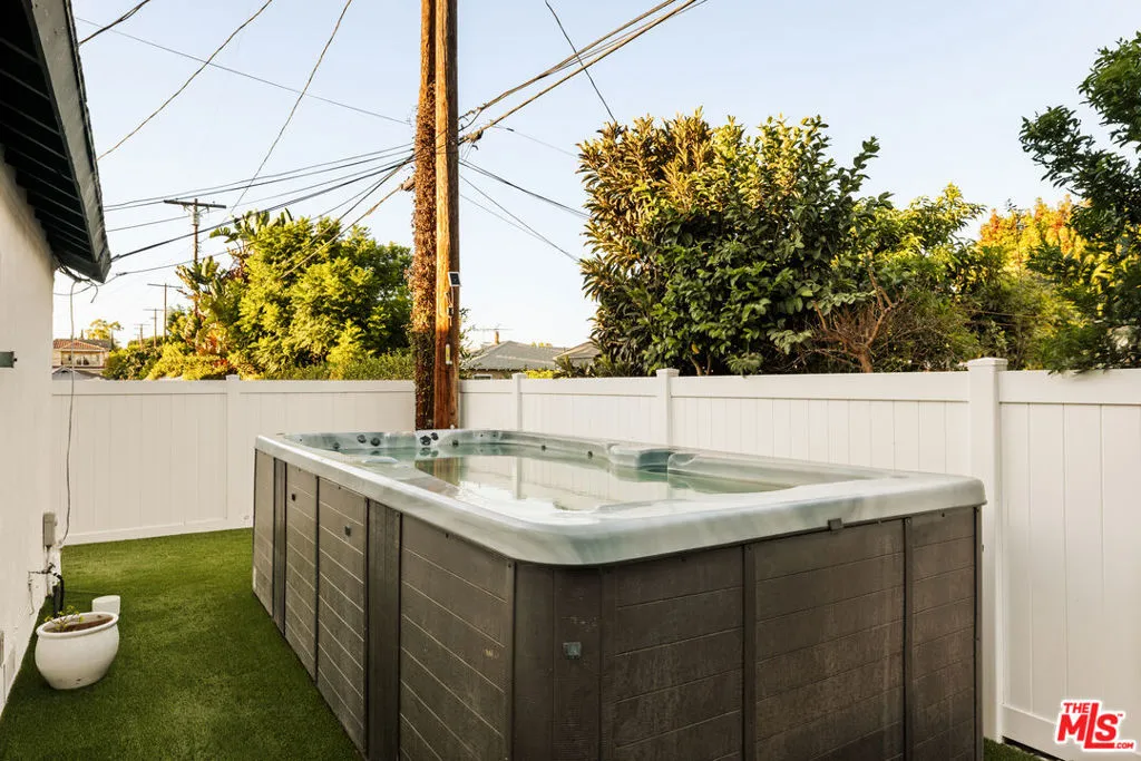 8906 Yorktown Avenue, Los Angeles, California 90045 home-pic-26